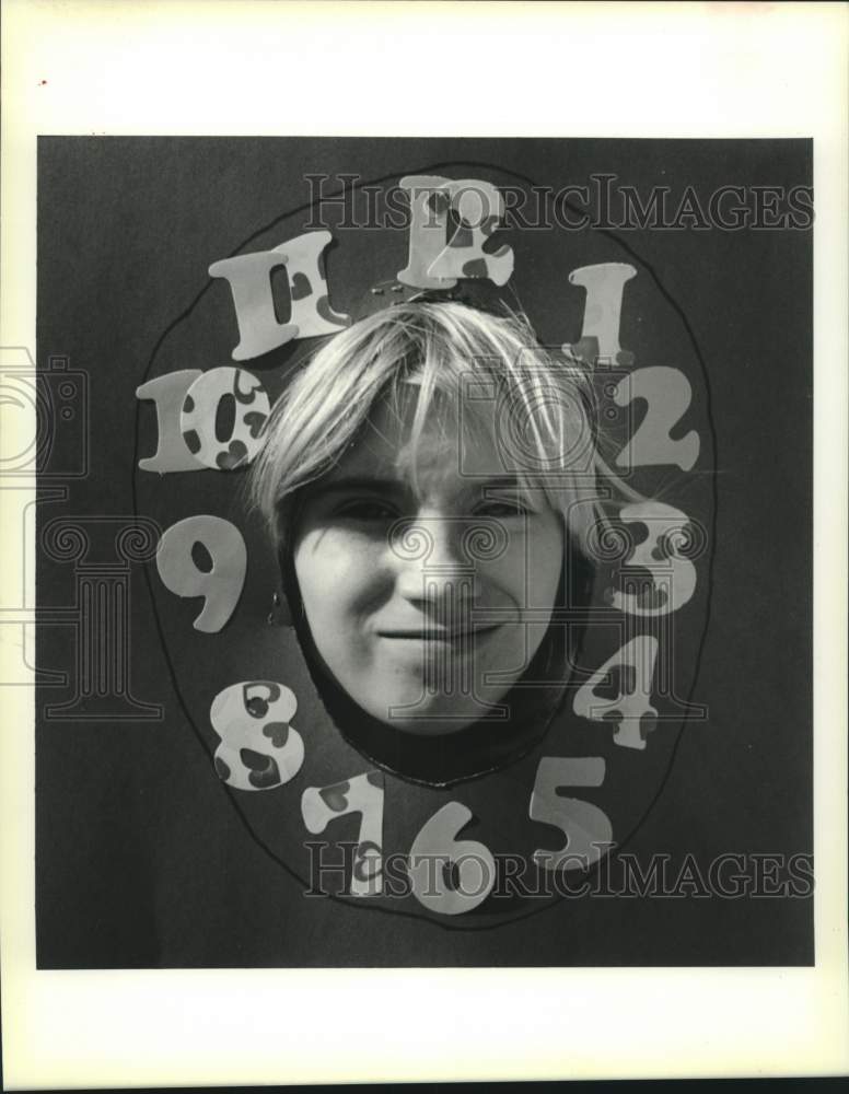 1989 Press Photo C.T. Janet Elementary School Trade - Elsa Veerling as a clock - Historic Images