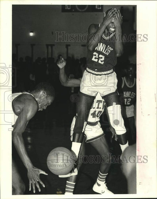 1985 Press Photo Basketball - Warren James grabs face during loose ball chase - Historic Images