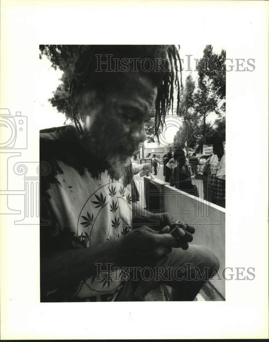 1995 Press Photo Jeweler makes ring at annual Marcus Garvey Day celebration - Historic Images
