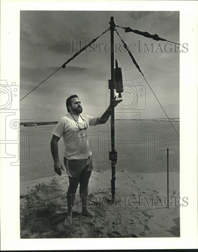 1986 Press Photo Marine geologist Bruce Jaffe demonstrates sonar device - Historic Images