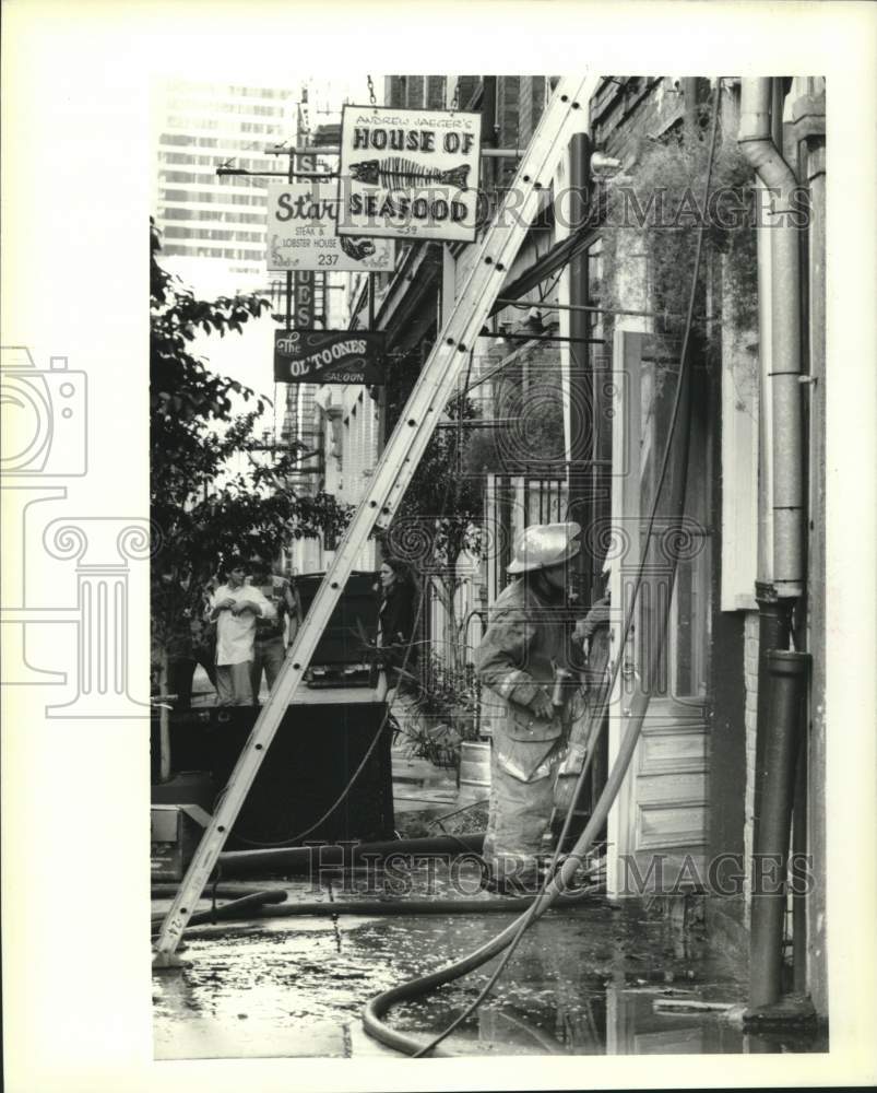 1995 Press Photo Fire fighter at fire scene at Andrew Jaeger&#39;s House of Seafood - Historic Images