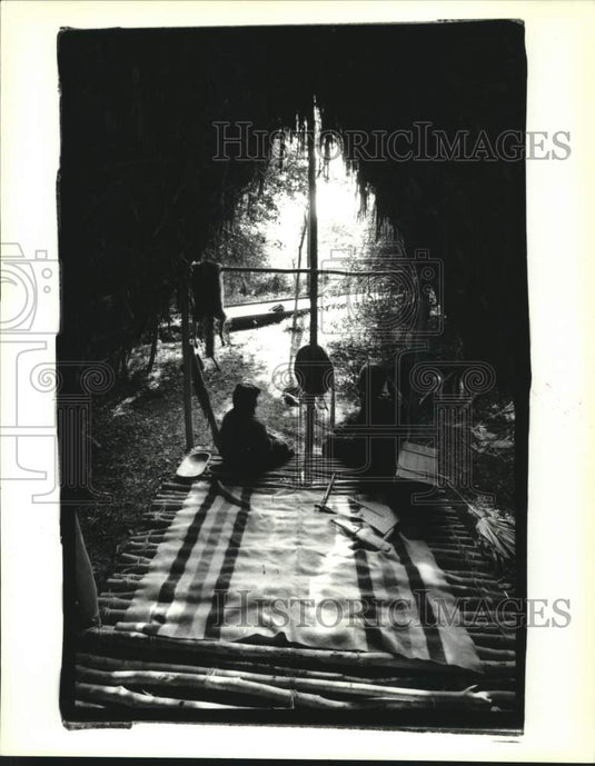 1992 Press Photo Greyhawk Perkins & his daughter Christy sit in the palmetto hut - Historic Images