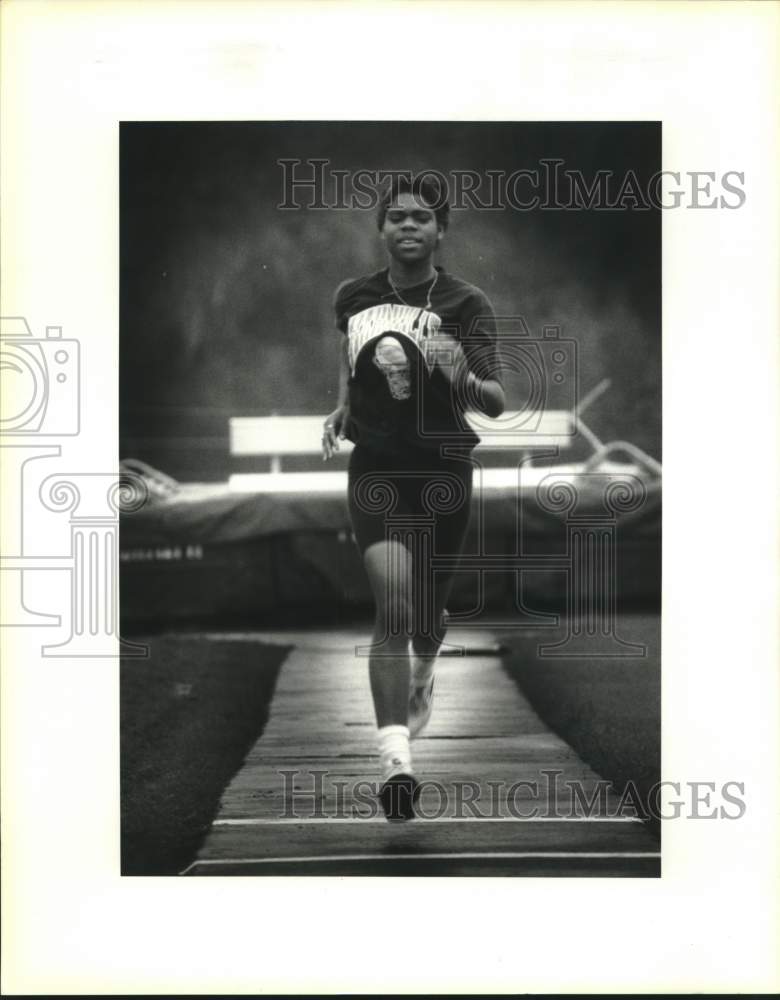 1992 Press Photo Hahnville High School senior Shantrella Ingram, track & field - Historic Images