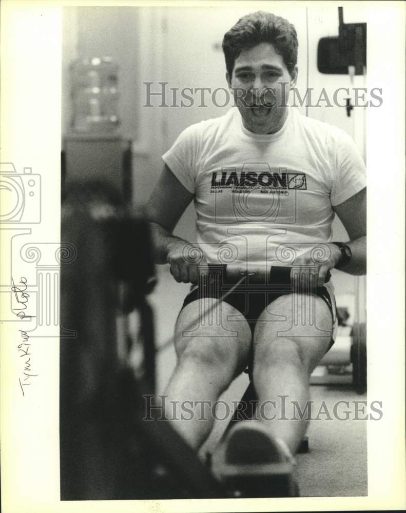 1988 Press Photo Paul Jacquillard strains in his turn on the 5K indoor row - Historic Images