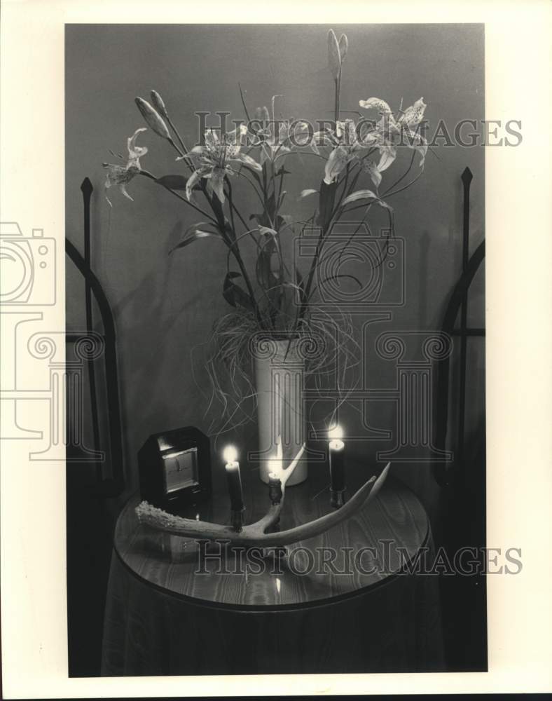 1987 Press Photo Interior design used a vase and candles on a small table - Historic Images