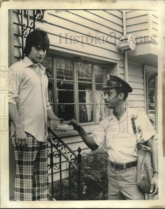 1975 Press Photo Postman delivers mail containing income tax rebate - nob40640 - Historic Images