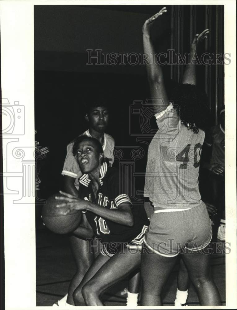 1985 Press Photo Walker&#39;s Angela Hutcherson moves around Carver&#39;s players - Historic Images