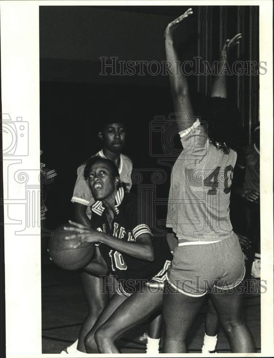 1985 Press Photo Walker's Angela Hutcherson moves around Carver's players - Historic Images