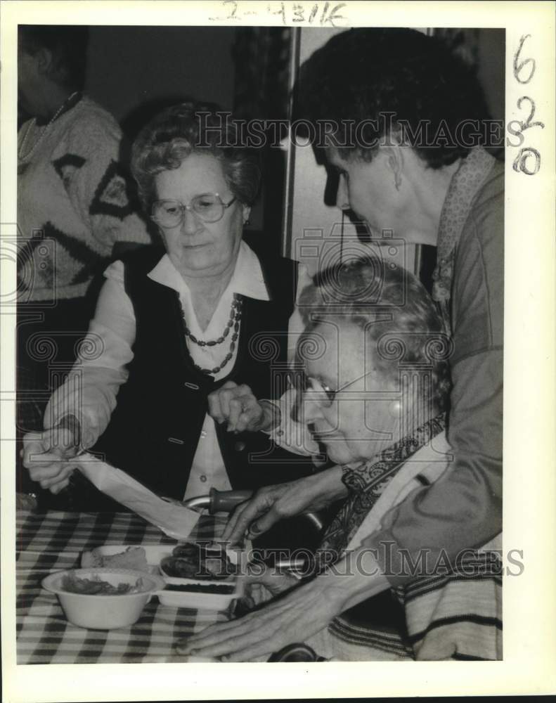 1989 Press Photo Gertrude Hotard and Anna Marie Greaud helping Levla Haydel - Historic Images