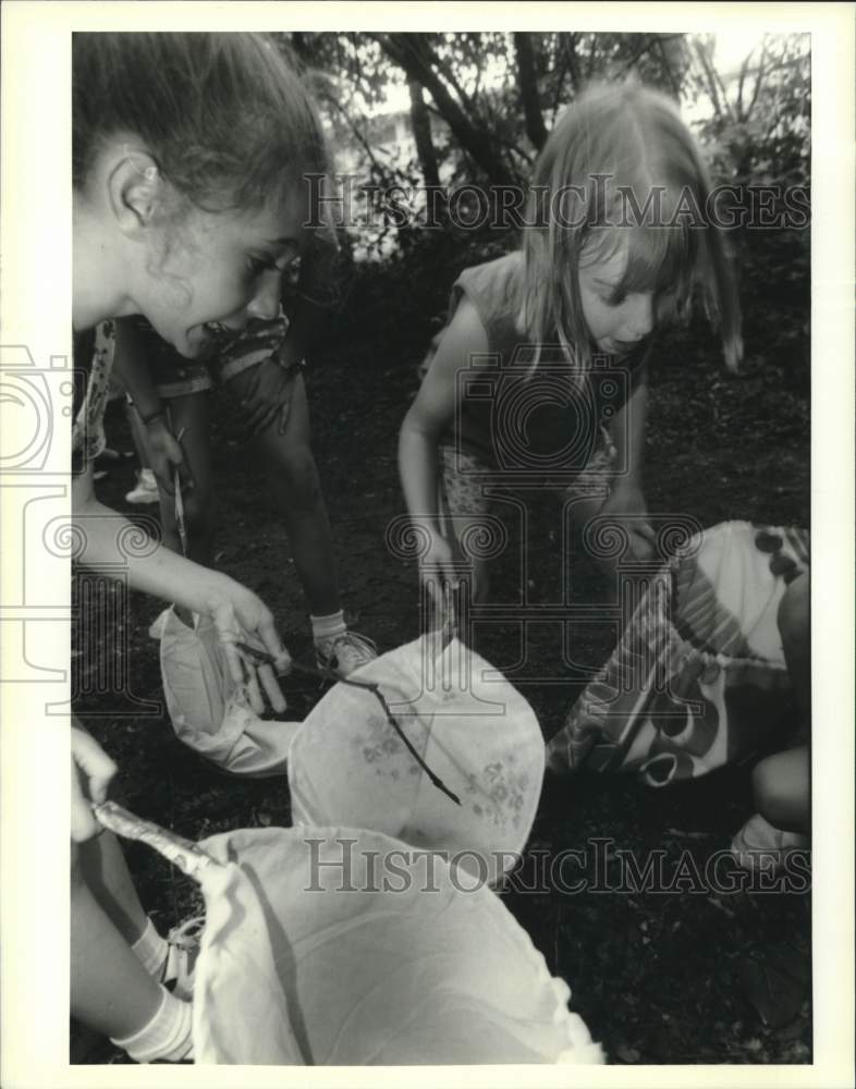 1995 Press Photo Katherine Ryan &amp; Erin Pursell of Brownie Girl Scout Troop 585 - Historic Images