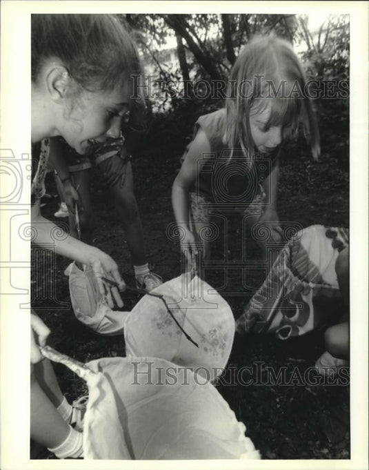 1995 Press Photo Katherine Ryan & Erin Pursell of Brownie Girl Scout Troop 585 - Historic Images