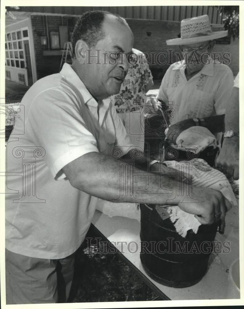 1992 Press Photo Phillip Baham &amp; Nick Bieber churn away on hand crank ice cream - Historic Images