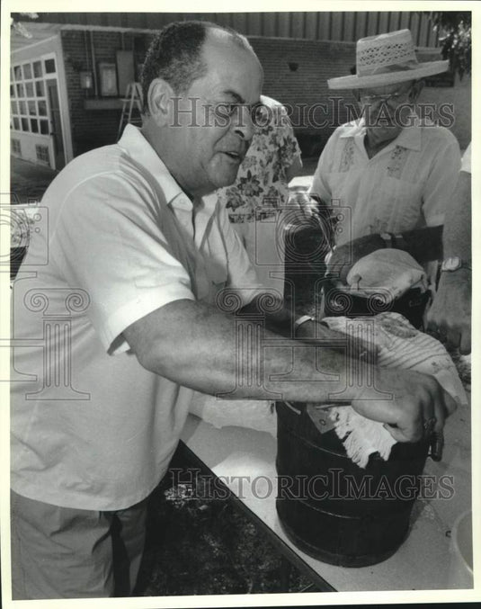 1992 Press Photo Phillip Baham & Nick Bieber churn away on hand crank ice cream - Historic Images