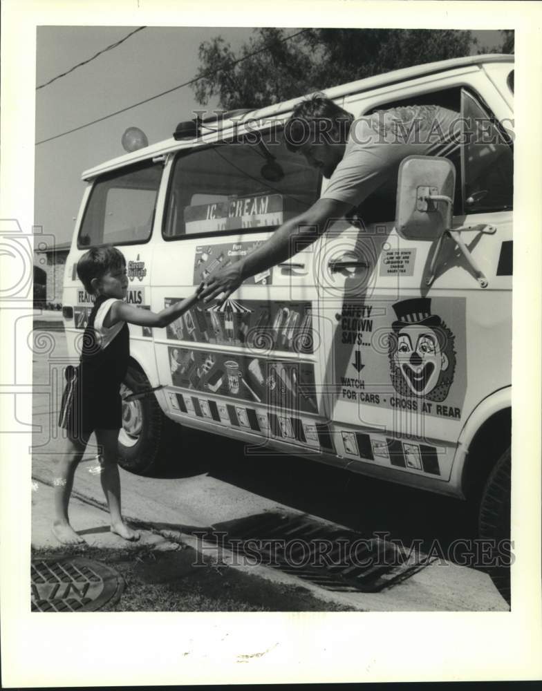 1988 Press Photo Ice Cream van owner John Dinwiddie hands change-Mikey Coleman - Historic Images