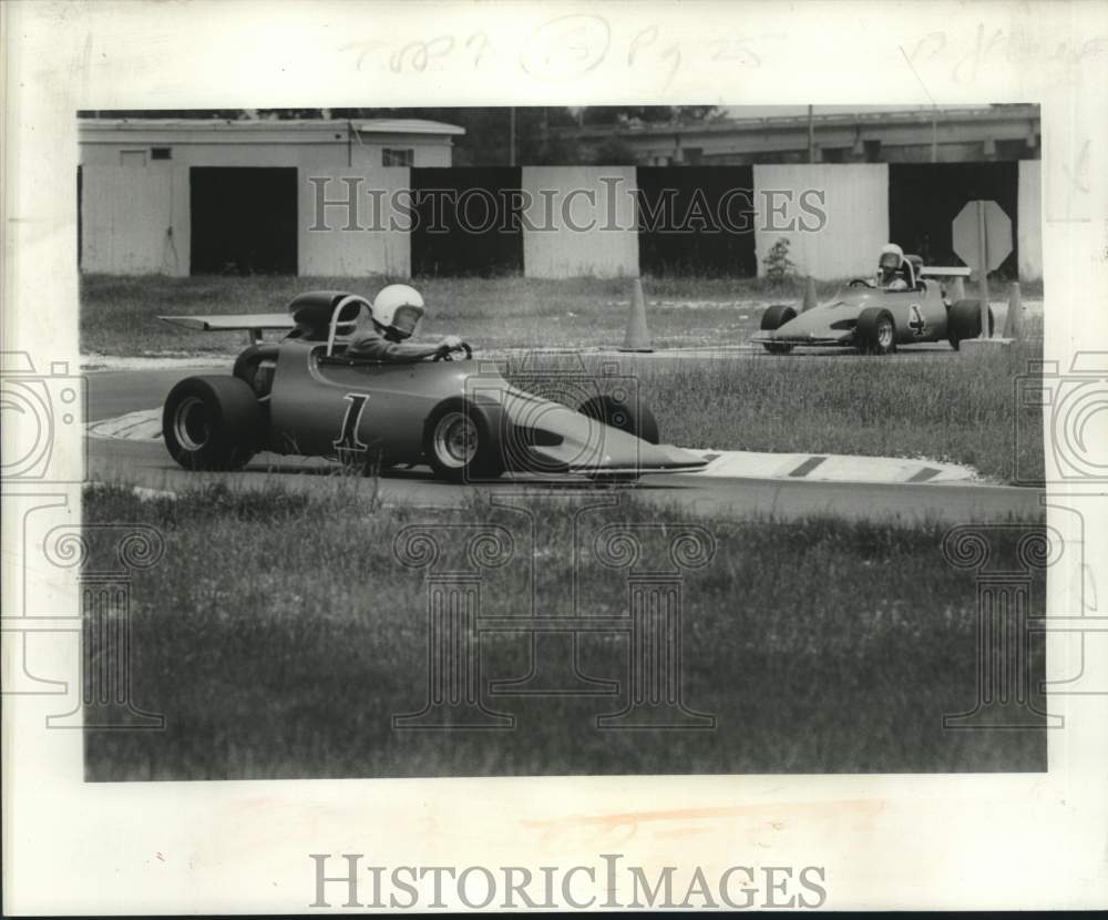 1977 Press Photo Car racing - Racer goes around track in fastest possible time- Historic Images