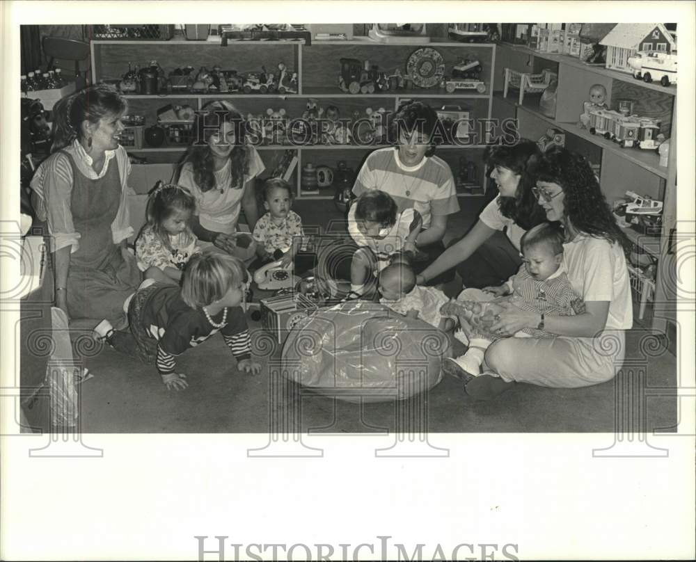 1989 Press Photo Infancy to Independence members play with their children - Historic Images