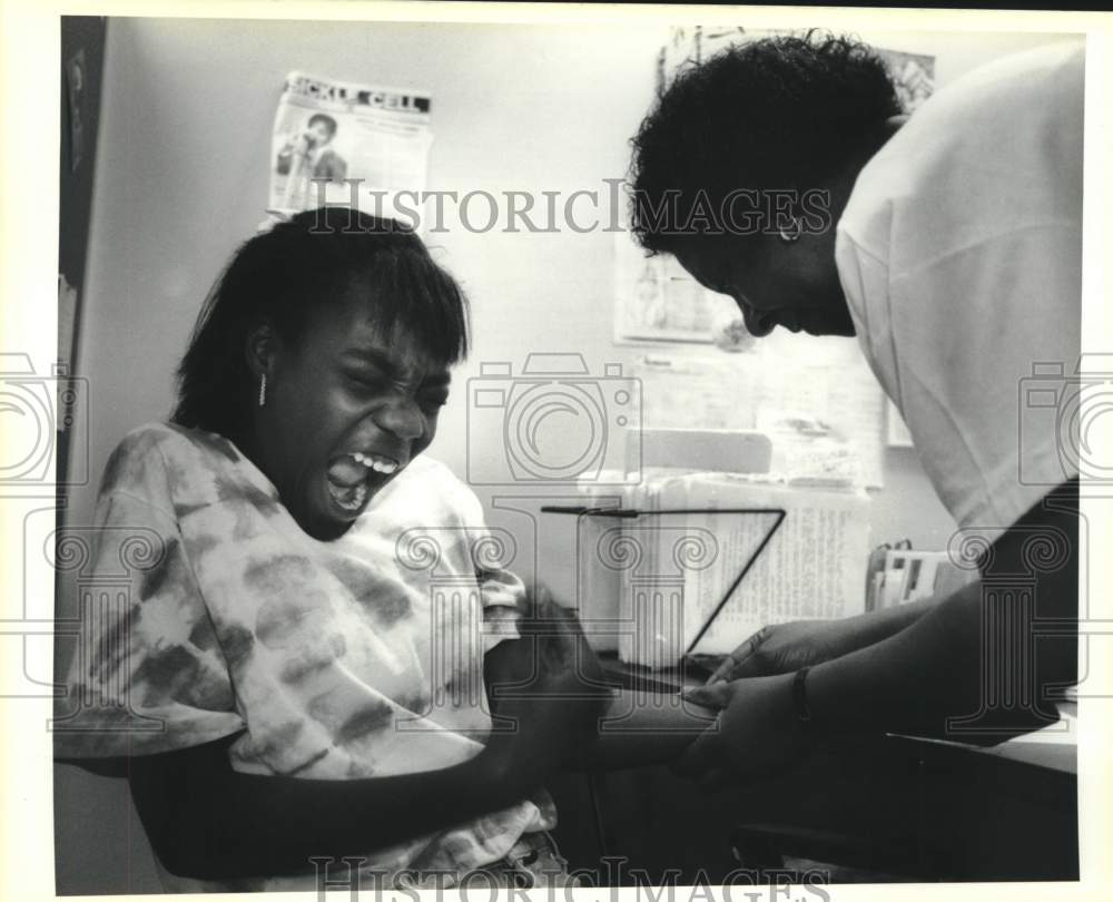 1991 Press Photo Garyriner Harris gets an immunization shot from Willow Gray - Historic Images