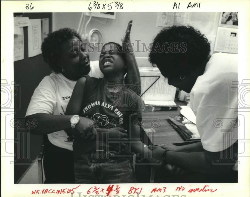 1991 Press Photo Glen Houston gets immunization shot at Helen Levy Health Center - Historic Images