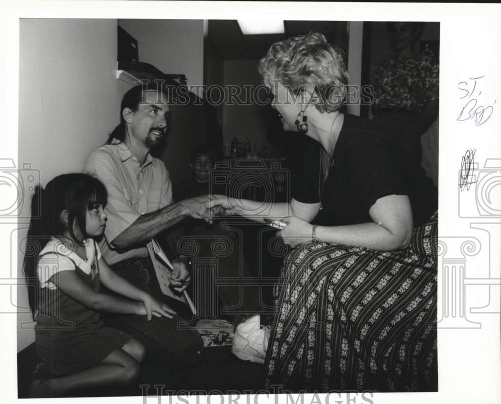 1995 Press Photo Richard Schmitt &amp; daughter gets immunization shot, New Orleans - Historic Images