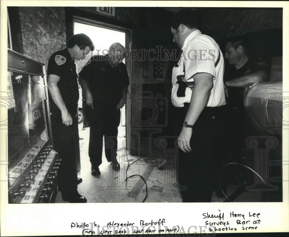 1992 Press Photo Sheriff Harry Lee surveys Imperial Lounge shooting scene - Historic Images