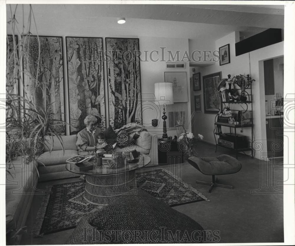 1986 Press Photo Lovely room decorated with wall panels and ratan. - Historic Images