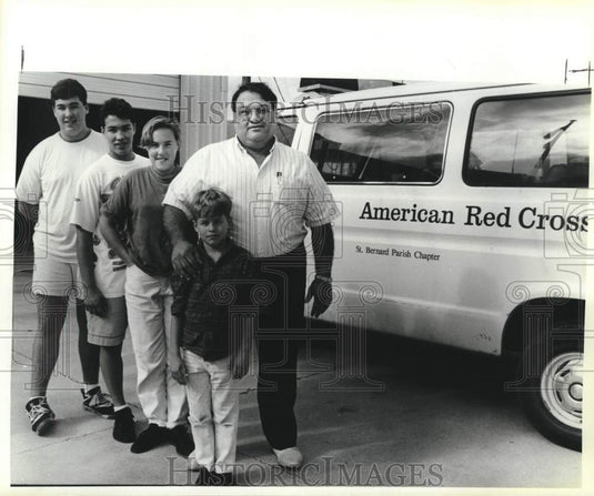 1992 Press Photo Larry Ingargiola stands with 4 of his 6 kids who also volunteer - Historic Images