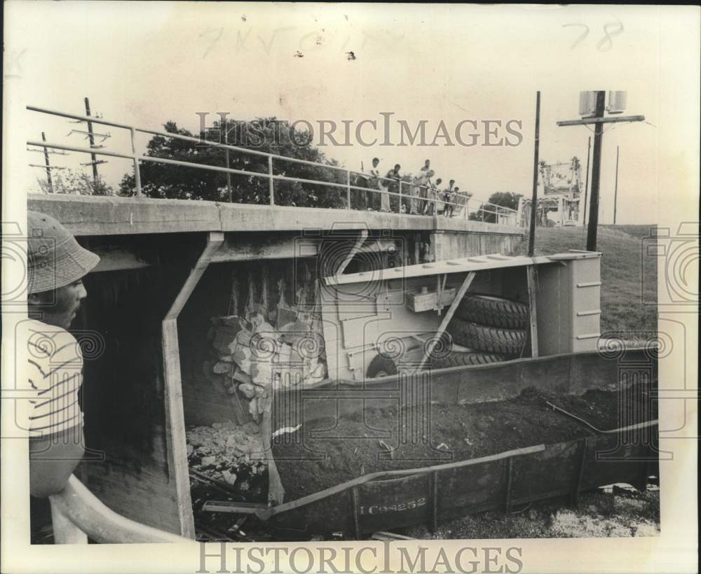 1976 Press Photo Bystanders view damage of bridge over the Industrial Canal - Historic Images