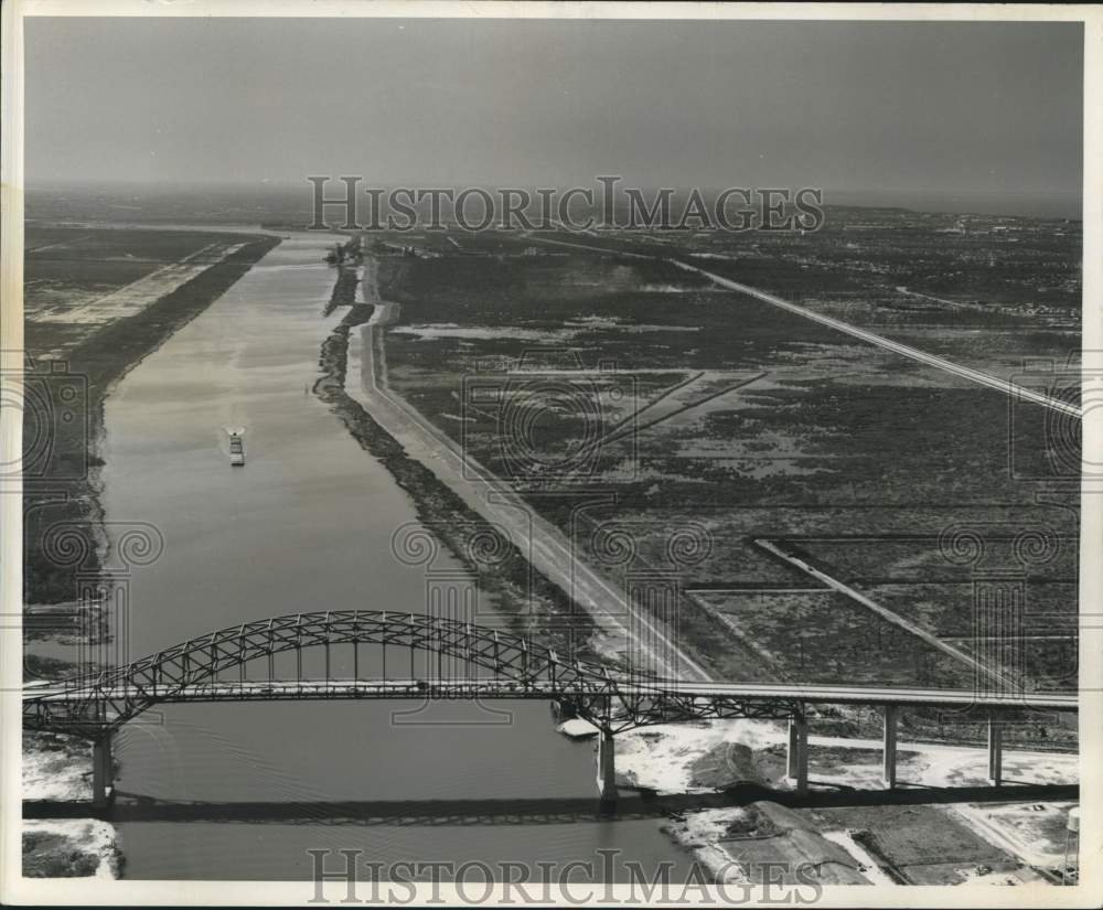 1989 Press Photo Aerial photo of the bridge over an industrial canal. - Historic Images