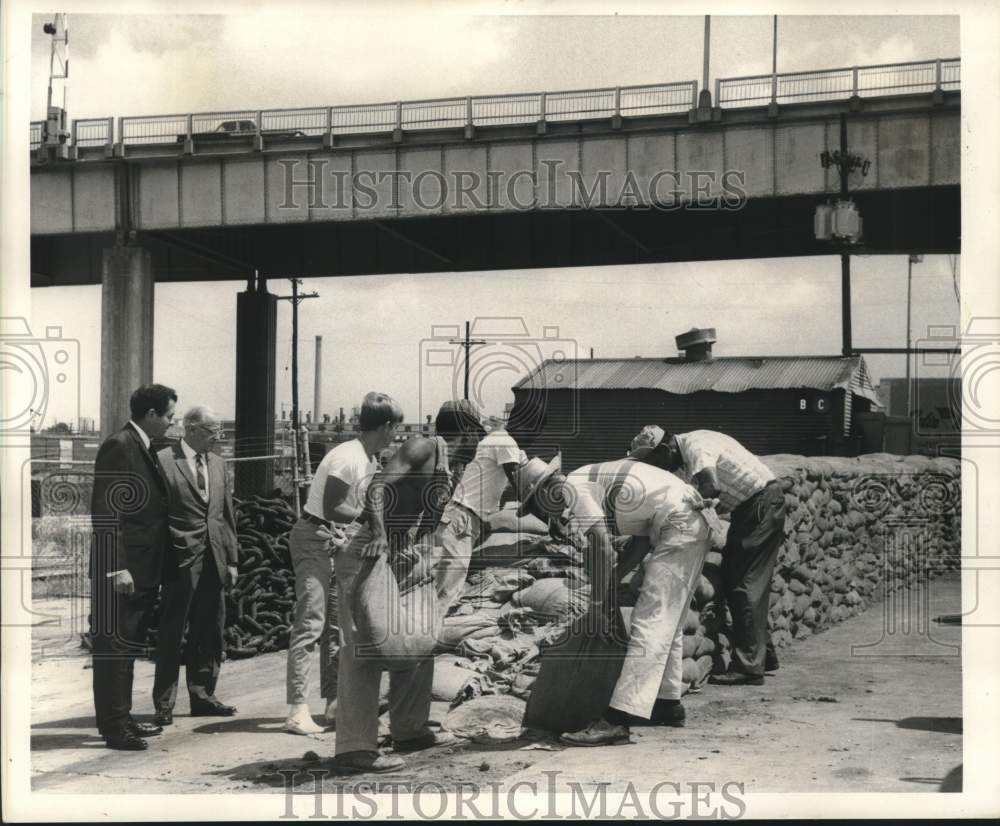 1968 Press Photo Levee board workmen stack sandbags at Coast Guard station-Historic Images