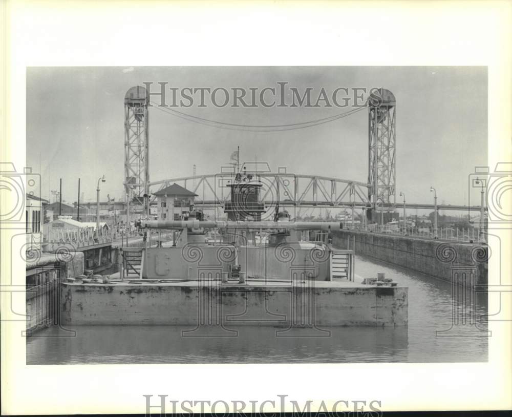 1989 Press Photo Barge Waiting in Lock in Industrial Canal, New Orleans - Historic Images