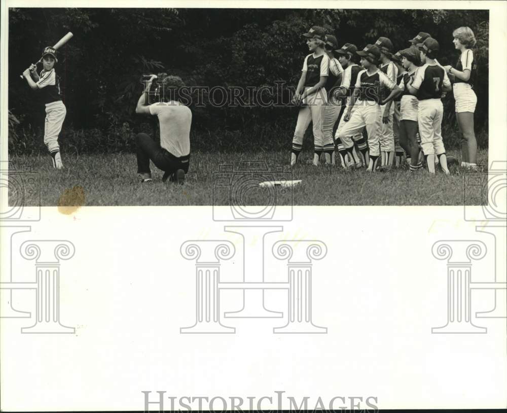 1981 Press Photo Ward Trosclair Photographs Larayo Park Tigers Baseball team - Historic Images