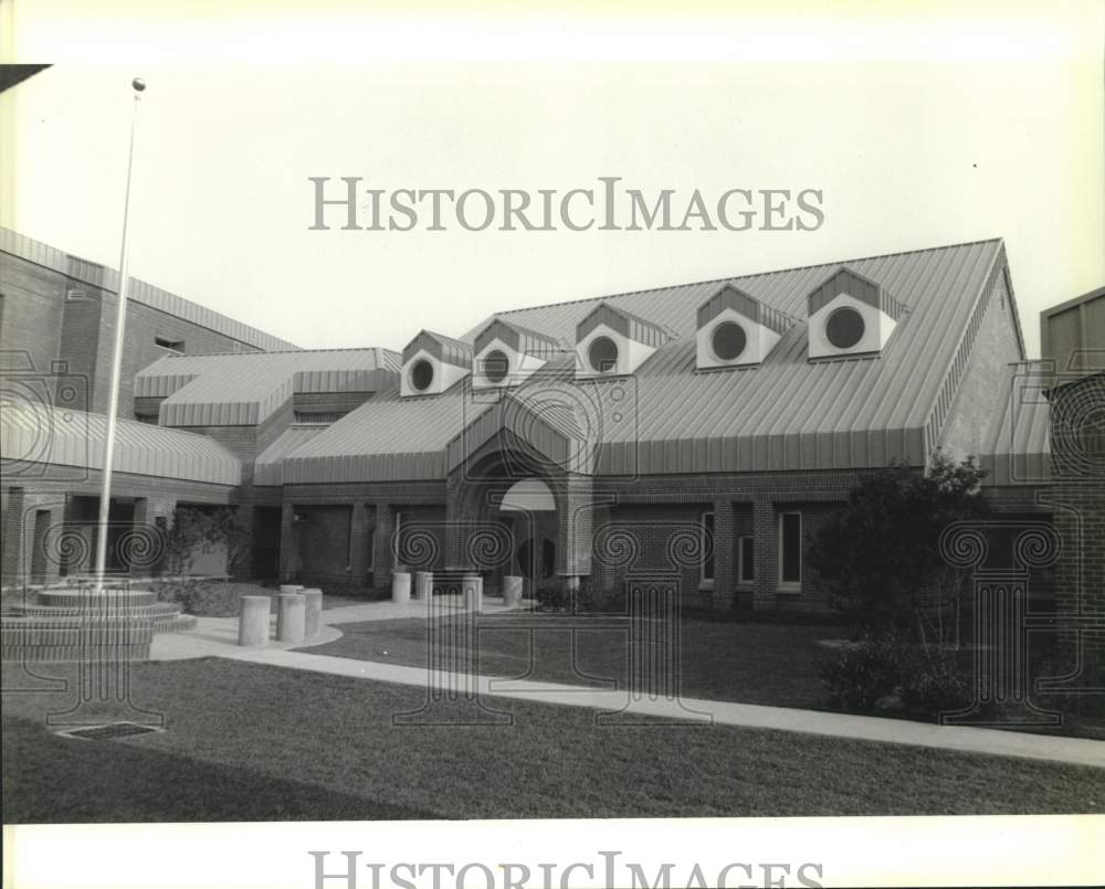 1988 Press Photo Exterior of Janet Elementary School - Historic Images