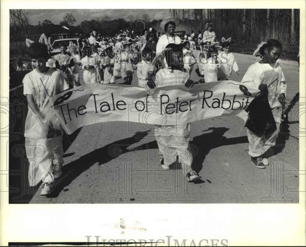 1989 Press Photo C. T. Janet Elementary School Parade with Peter Rabbit Theme - Historic Images