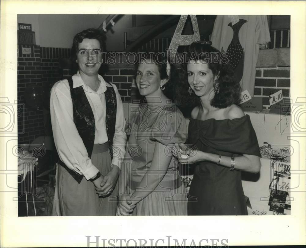 1990 Press Photo Titine Janes, Laurie Doyle, and Kathy Bensabat at Spring Fling. - Historic Images