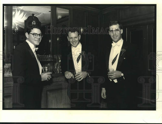 1989 Press Photo Guests having cocktails at the Mid-Winter Cotillion - Historic Images