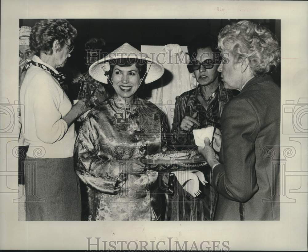 1986 Press Photo Nola Stoke exhibitor at the International Festival- Harahan - Historic Images