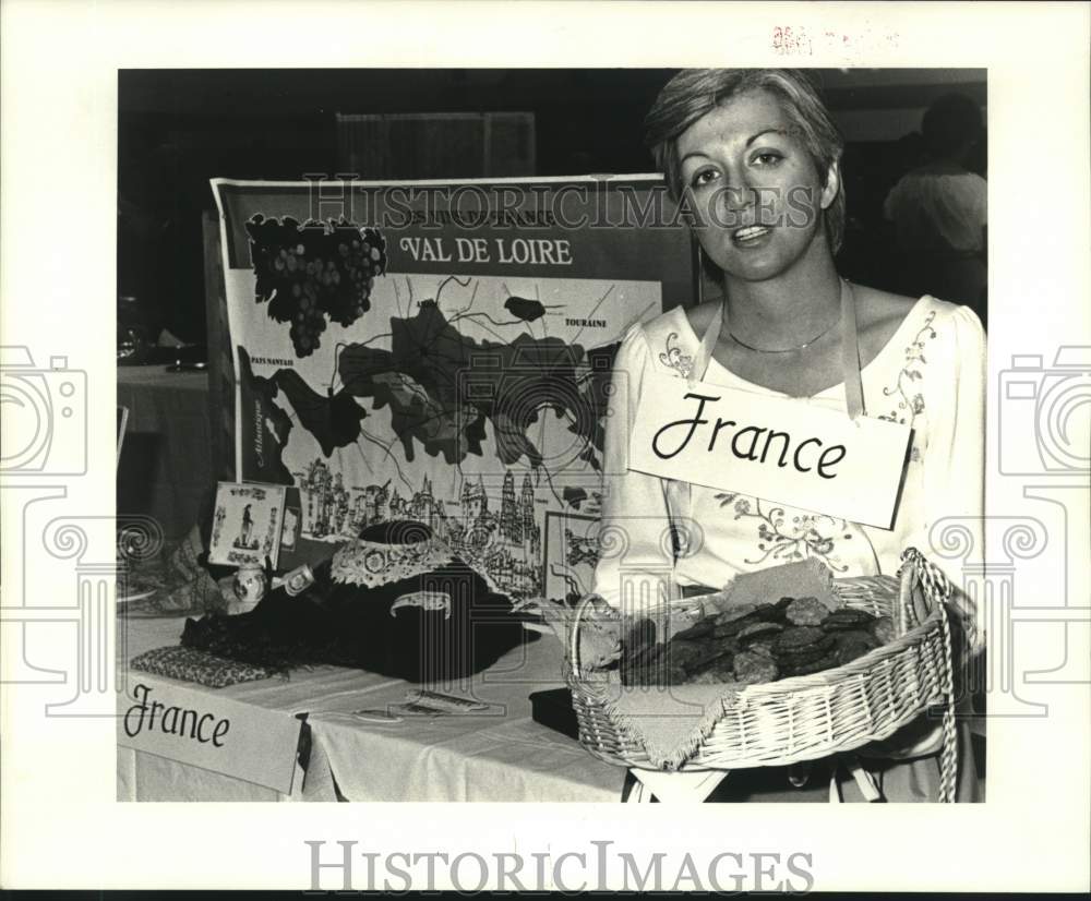 1986 Press Photo Susan Paternostro with tray- French Cookies International Fest - Historic Images