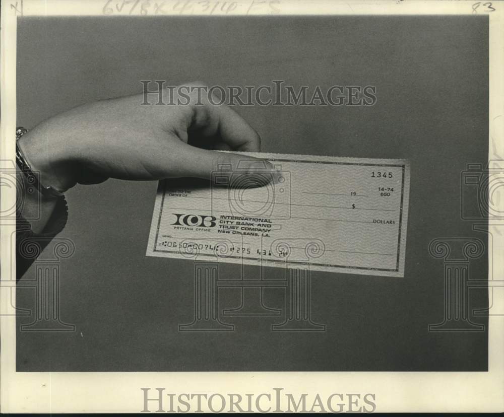 1976 Press Photo International City Bank and Trust Company Check - nob41053 - Historic Images