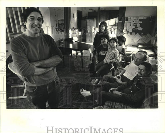 1988 Press Photo Casa Maria founder Reverend David Innocenti with its residents - Historic Images