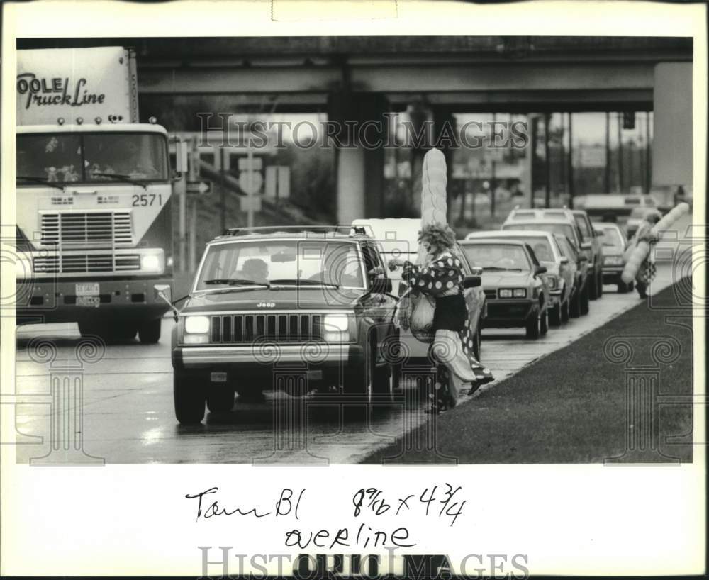 1989 Press Photo Clowns entertaining motorists stuck in traffic - Historic Images