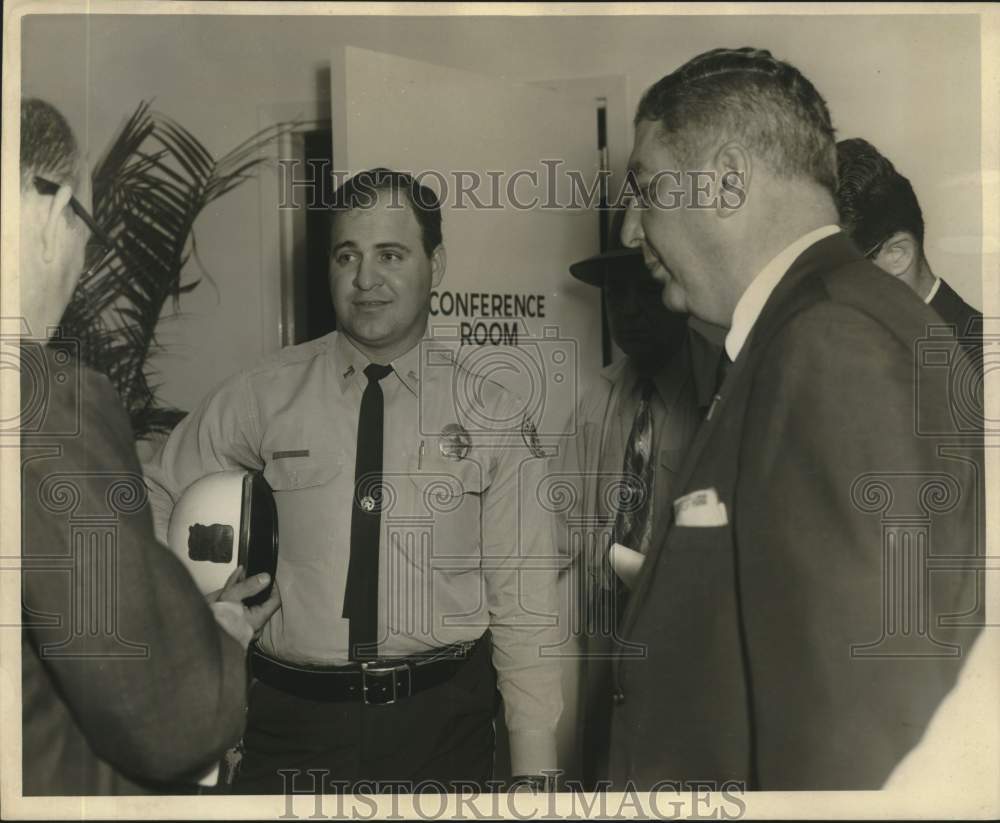 1986 Press Photo Patrolman Charles Imbronone and Supt. Giarrusso at City Hall - Historic Images