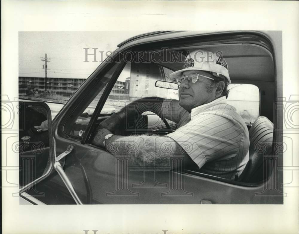 1977 Press Photo Ashton Jeansonne of Bob Brothers Construction at the area - Historic Images