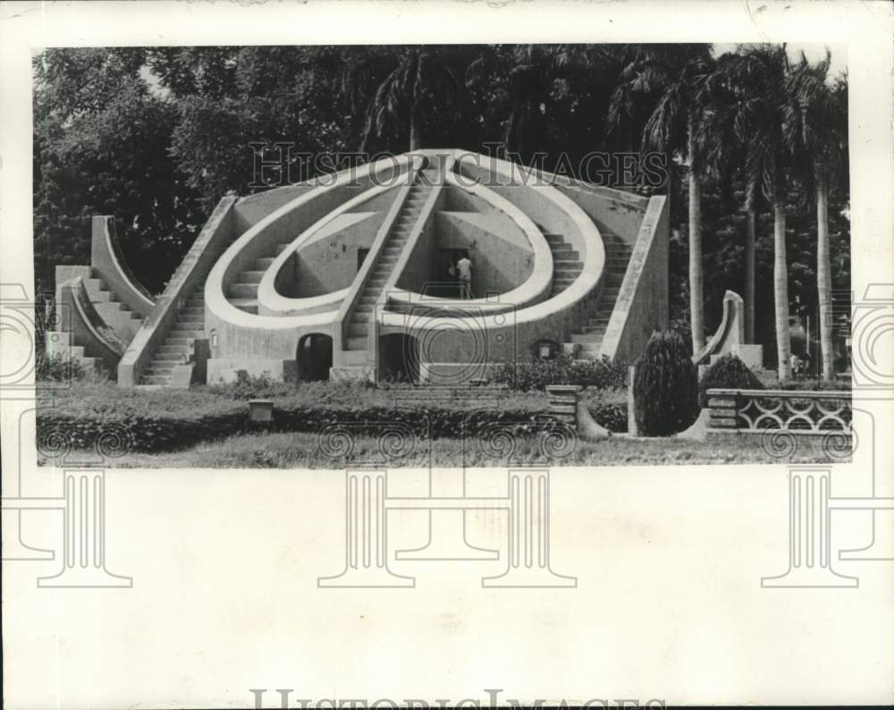 1970 Press Photo Heart shaped &quot;Misra Yantra&quot;, masonry figure in New Delhi, India-Historic Images