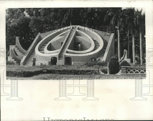 1970 Press Photo Heart shaped "Misra Yantra", masonry figure in New Delhi, India-Historic Images