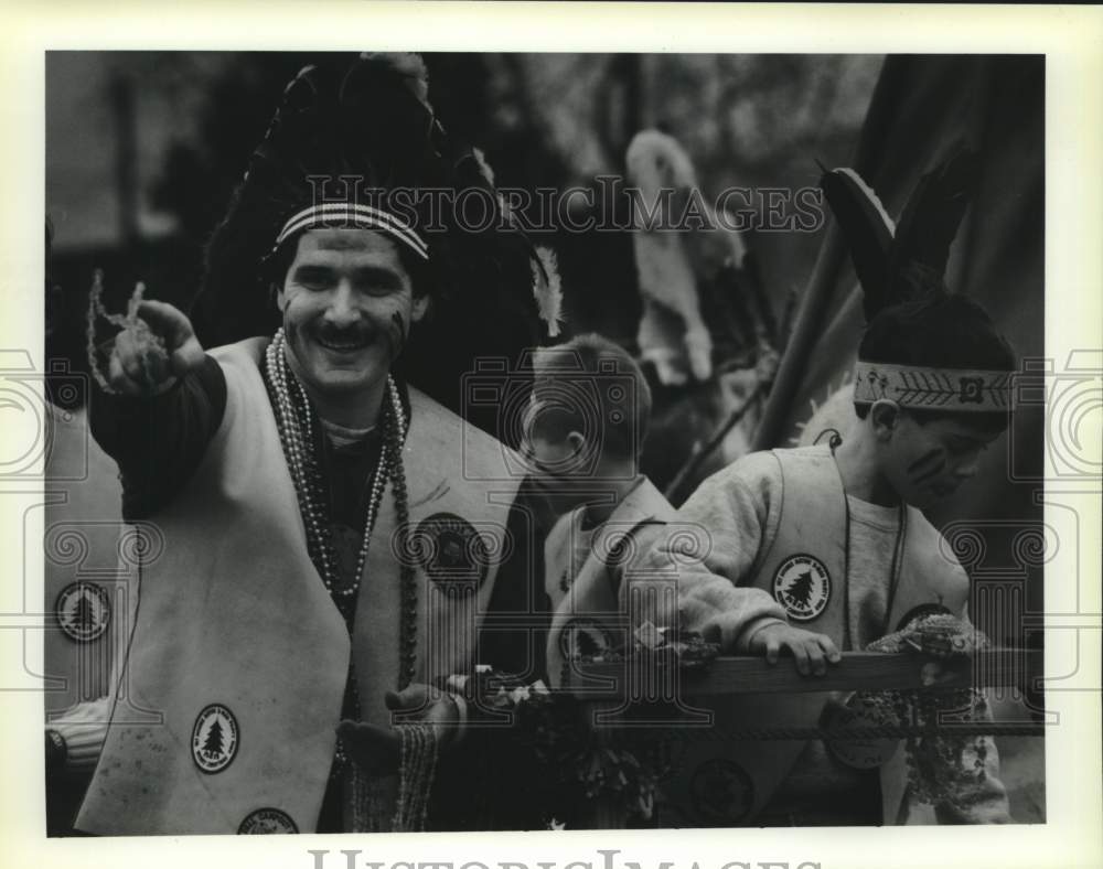 1990 Press Photo Mike Joseph &amp; son David in the Indian Guides parade in Metairie - Historic Images