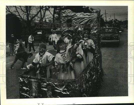 1990 Press Photo Members of YMCA Anasazi tribe on a Indian Guides parade float - Historic Images