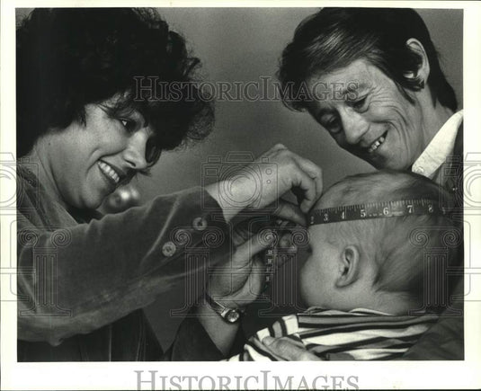 1988 Press Photo Candis Zammit of the Red Cross measures head of Rennis - Historic Images
