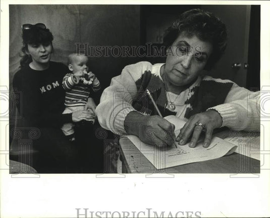 1988 Press Photo Tamanika Odinga of Interagency Center weighs Rennis Douglas - Historic Images
