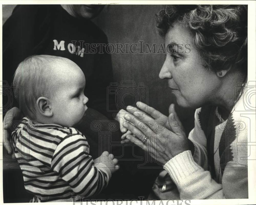 1988 Press Photo Ruby Barlow of Interagency Screening Clinic with Rennis Douglas - Historic Images