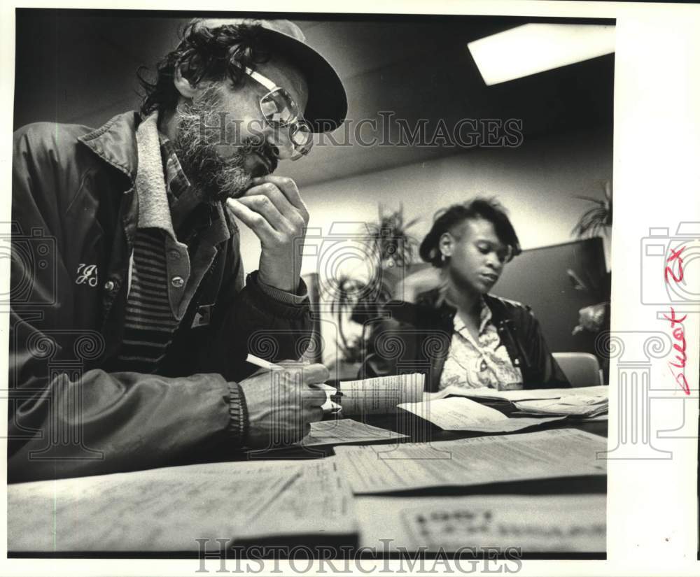 1988 Press Photo Aaron Joseph Tircuit prepares tax return with IRS volunteer - Historic Images